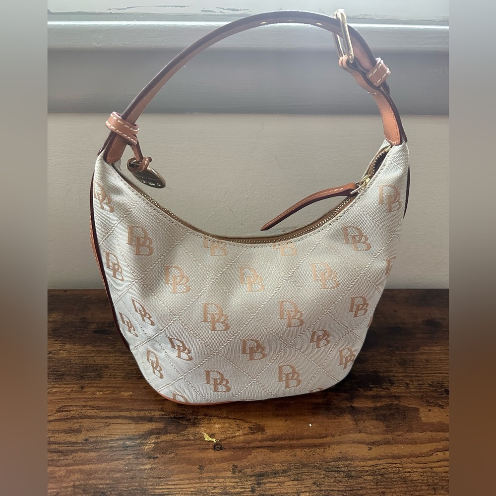 Dooney&Bourke light blue zippered bucket handbag with belt style strap - Picture 6 of 16
